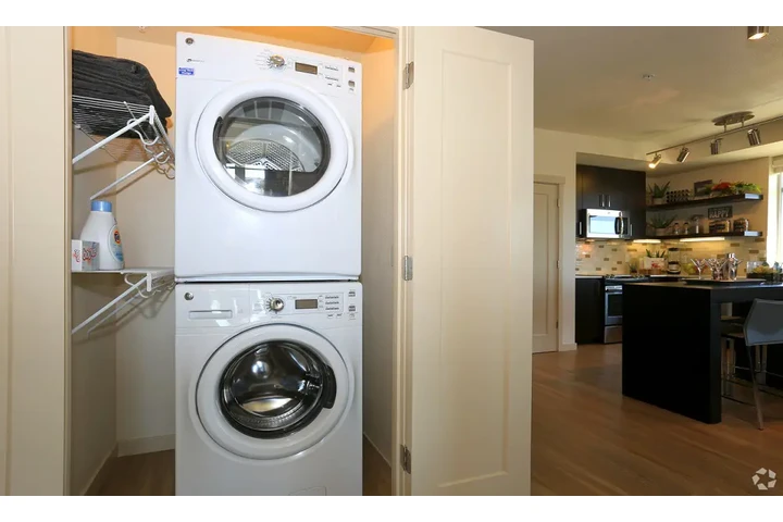 $2500 : MODERN  1 BEDROOM APARTMENT image 7