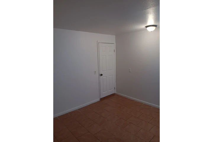 $800 : Cuarto en este de LA image 3