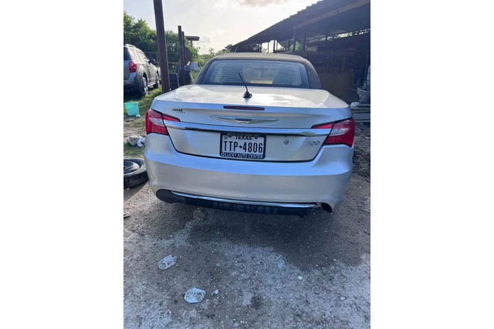 $2000 : Chrysler 200 image 4