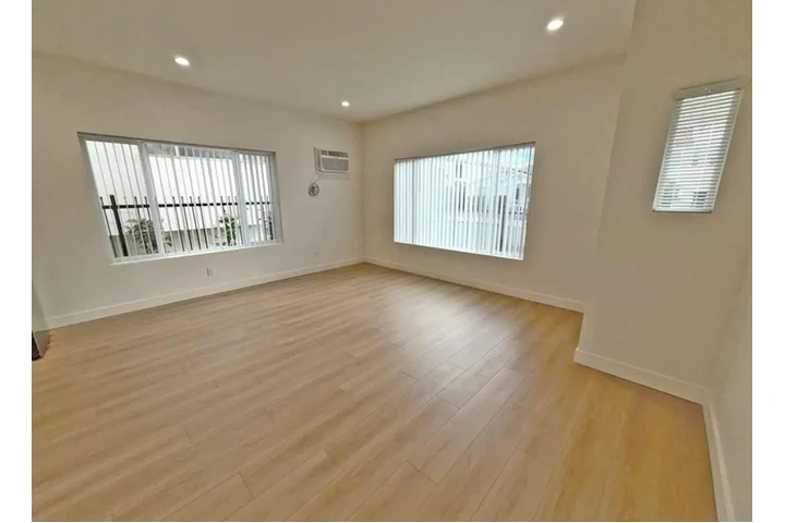 $2250 : 3 bedroom Apt available in LA image 4