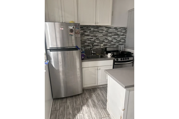 $750 : Comparto estudio image 1