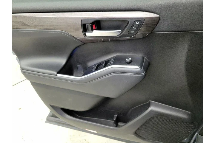 $29998 : Toyota Highlander 2021 AWD L image 4