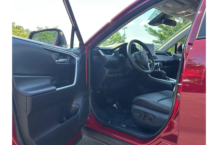 $40299 : Gold Certified 2025 RAV4 XLE image 2