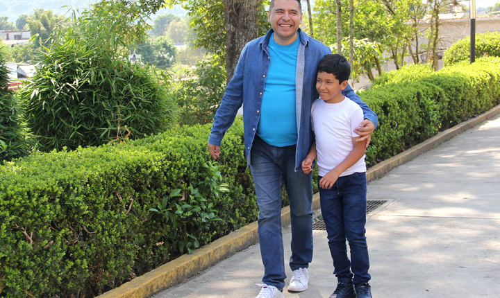 Padre con su hijo caminando en el parque