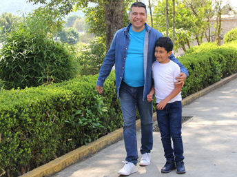 Padre con su hijo caminando en el parque