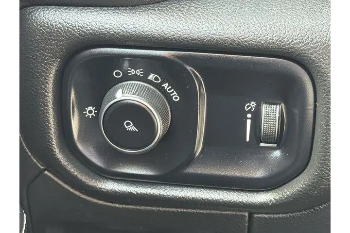 $29731 : Ram 1500 2024 4x2 Laramie 4d image 9