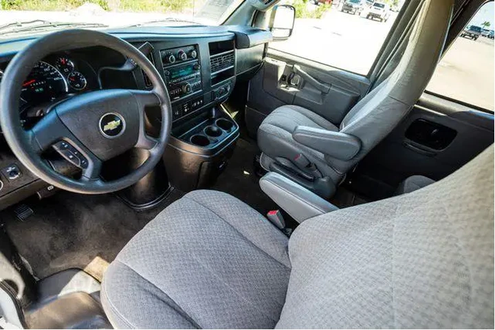 $25906 : Chevrolet Express 2017 LT 35 image 4