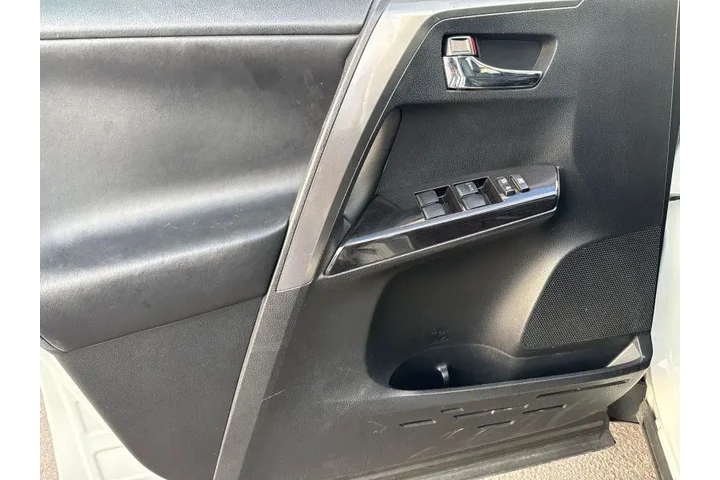 $17495 : 2017 RAV4 SE image 8