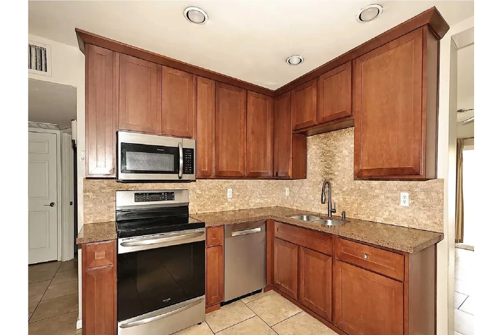 $980 : Nicely updated 3 bedroom image 5