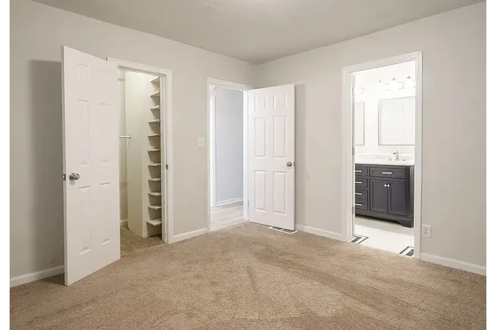 $1800 : Live in our charming 3-bedroom image 6