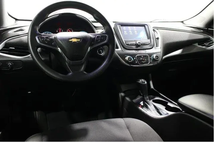 $14982 : Chevrolet Malibu 2018 LS 4dr image 2