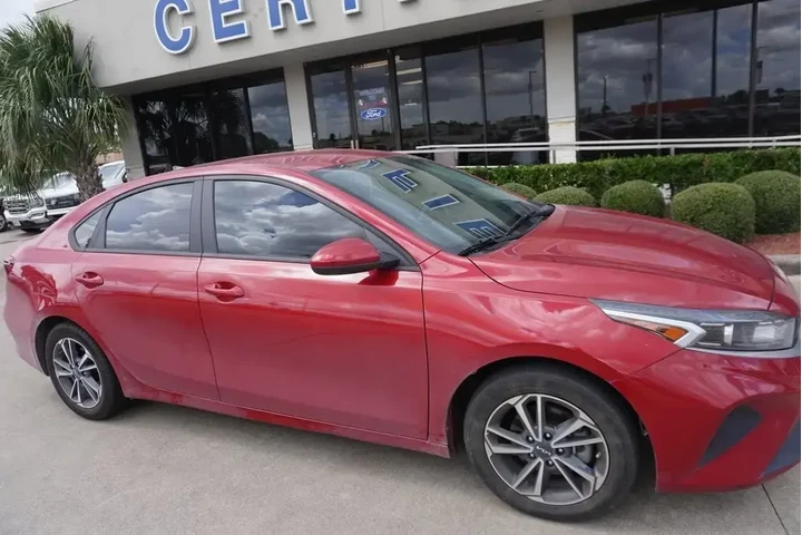 $14988 : Kia Forte 2022 LXS 4dr Sedan image 2