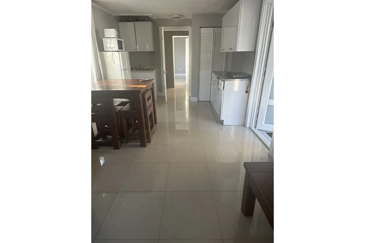 $1800 : Renta efficiency /  un cuarto image 2