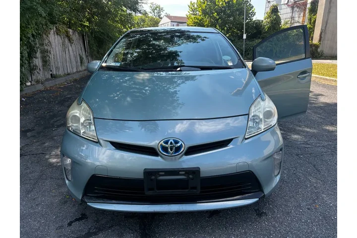 2014 Prius Three image 8