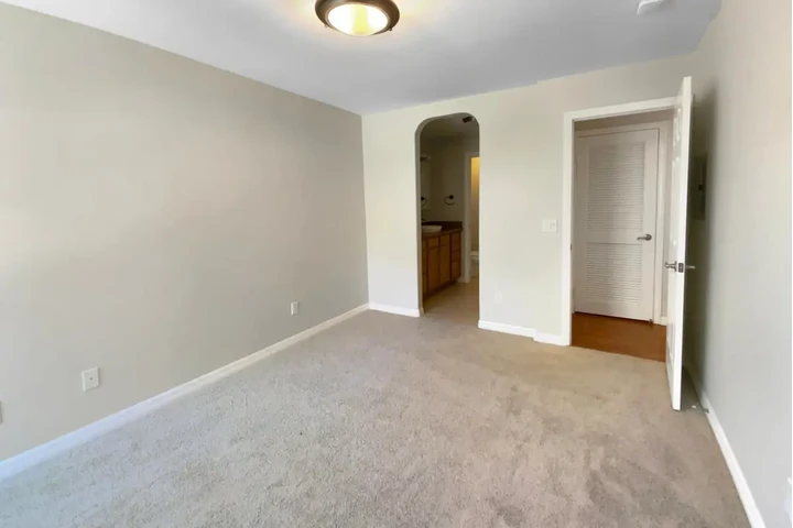 $2000 : Remodelled Gated Unit for Rent image 2