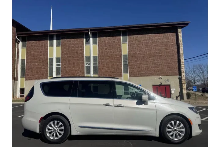 $7999 : 2017 Pacifica Touring-L image 5