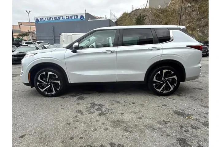 $25498 : Mitsubishi Outlander 2023 ES image 5