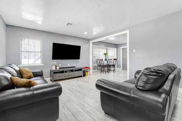$950000 : JUST MINUTES FROM BURBANK!! image 3