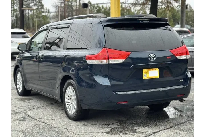 2012 Sienna XLE 7-Passenger A image 4