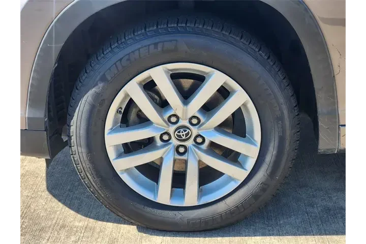 $13949 : Toyota Highlander 2016 LE 4d image 10