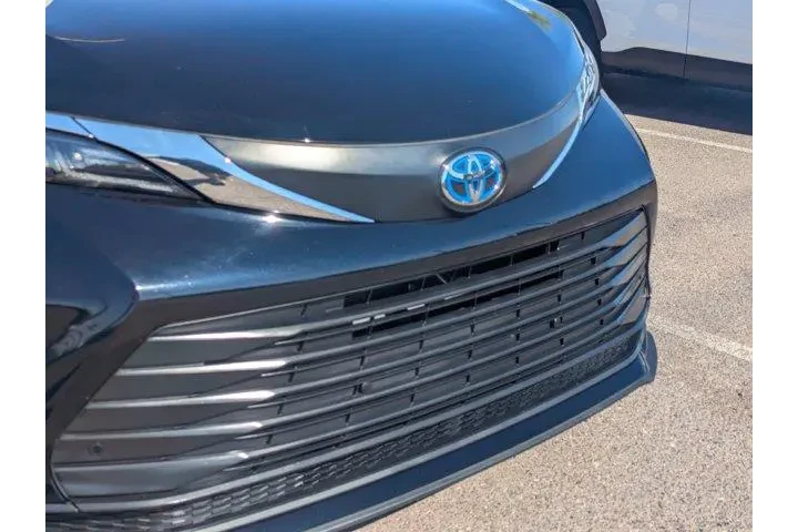 Toyota Sienna 2025 XLE 8-Pas image 4