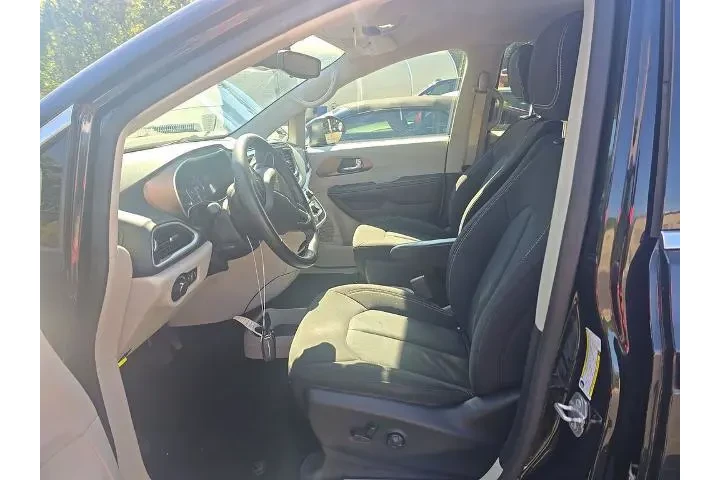 $17820 : Chrysler Voyager 2023 LX 4dr image 3