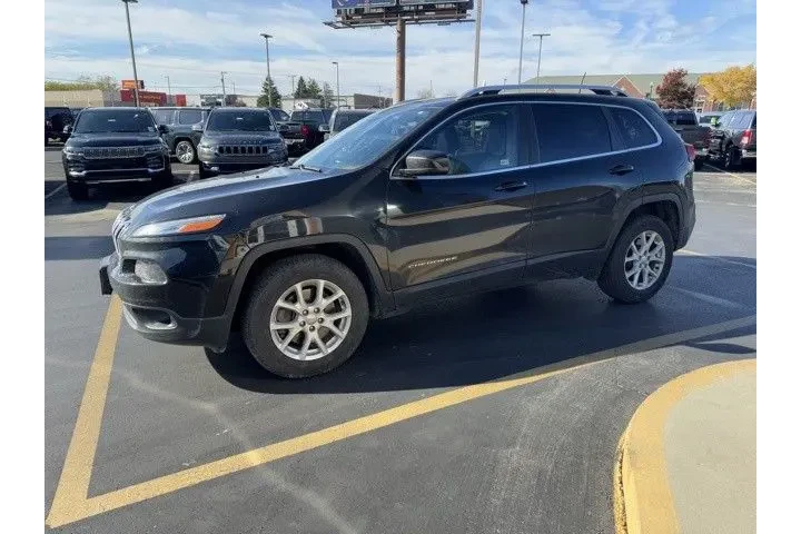 $9802 : Pre-Owned 2016 Cherokee Latit image 2