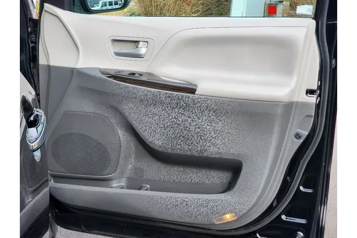 $25999 : Toyota Sienna 2018 AWD XLE 7 image 10