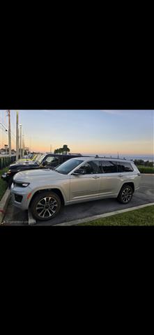 Grand cherokee 2022 overland image 1