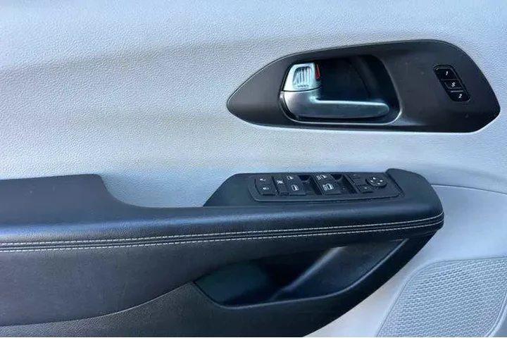 $27250 : Chrysler Pacifica 2024 Touri image 10