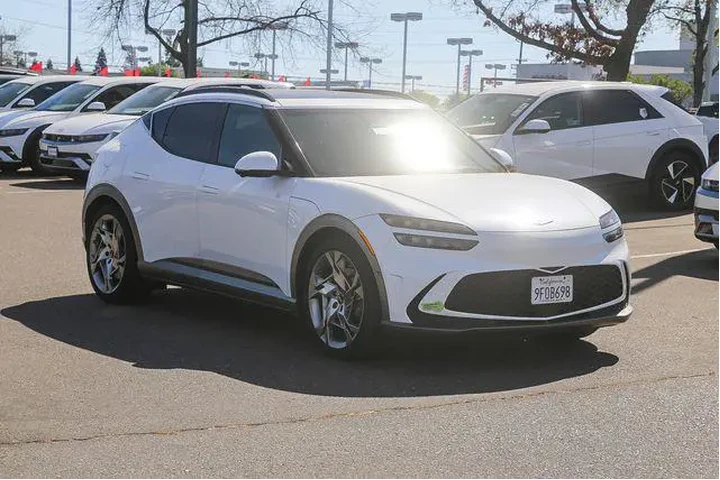 $35492 : Genesis GV60 2023 AWD Perfor image 6