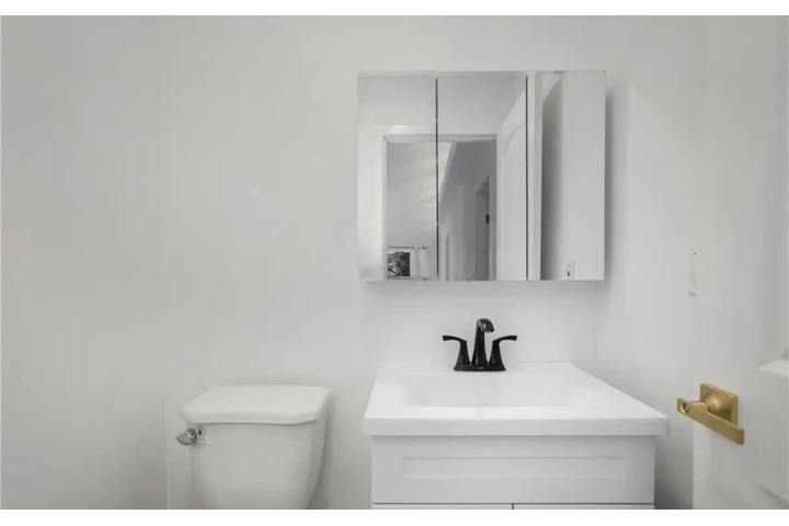 $2490 : 3 Bedroom Home Available in LA image 9