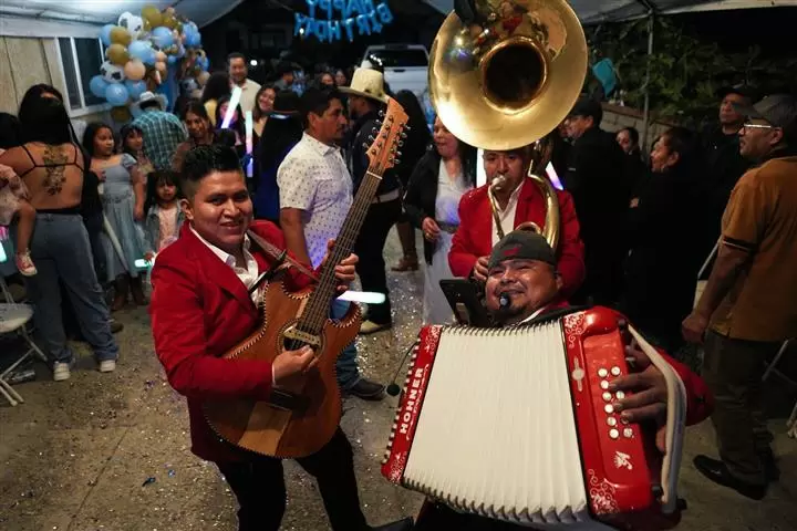 Norteño con tuba. ☎️☎️😎😎 image 1