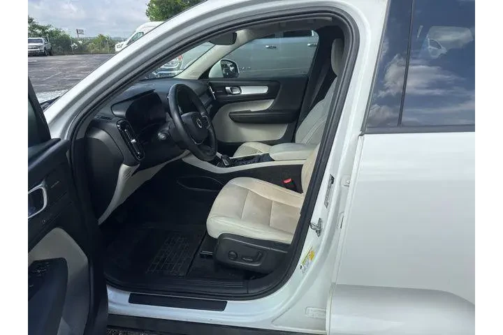 $17690 : Volvo XC40 2019 T4 Momentum image 9