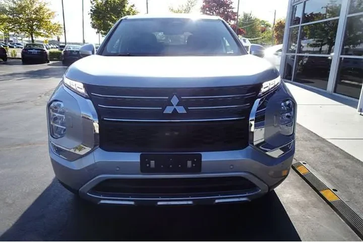 2024 Outlander image 3