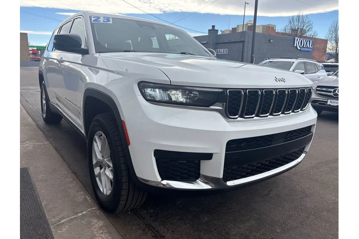 $34995 : 2023 Grand Cherokee L Laredo image 3