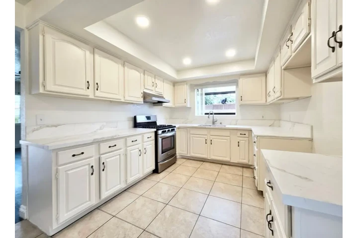 $2475 : 3Bed 2Bath Home in Vermont Ave image 3