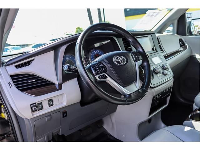 2016 Toyota Sienna XLE Minivan image 3