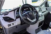 2016 Toyota Sienna XLE Minivan thumbnail