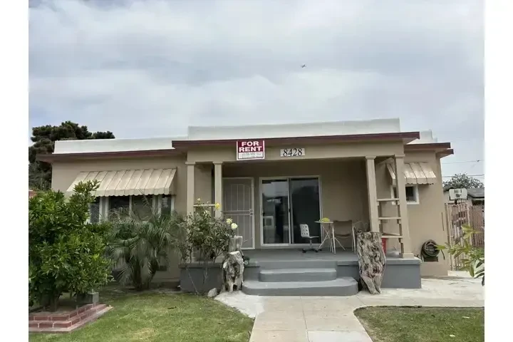 $3100 : RENTO CASA DE ENFRENTE📍 image 1
