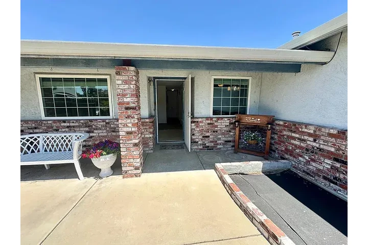 $2000 : CHARMING SINGLE FAM HOME image 3