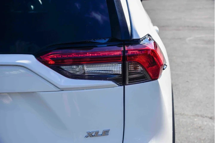 $25945 : Toyota RAV4 2019 XLE Premium image 8