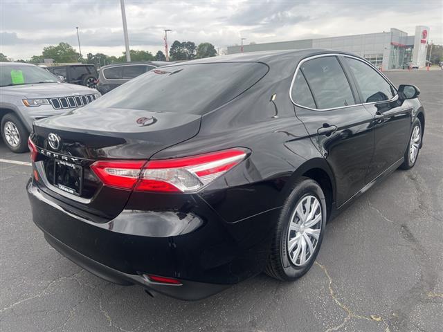 $15990 : PRE-OWNED 2018 TOYOTA CAMRY L image 7