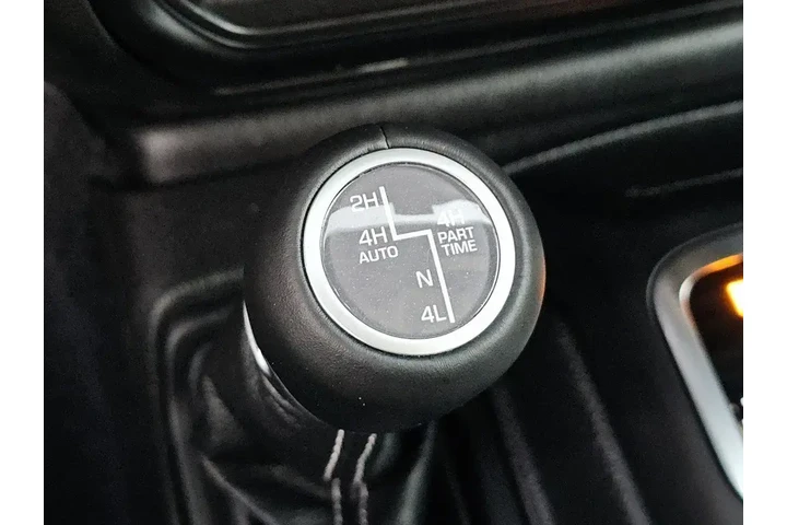 $33958 : Jeep Wrangler 2023 4x4 Sahar image 9