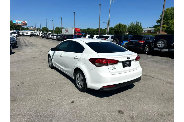 $9280 : 2017 Forte LX Manual image 4