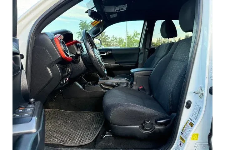 $27641 : Toyota Tacoma 2017 4x2 TRD O image 7