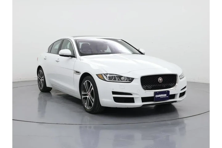 $17998 : Jaguar XE 2018 AWD 35t Premi image 1