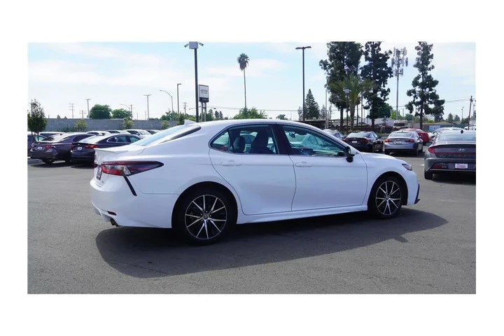 $25484 : 2021 Camry SE Sedan 4D image 6