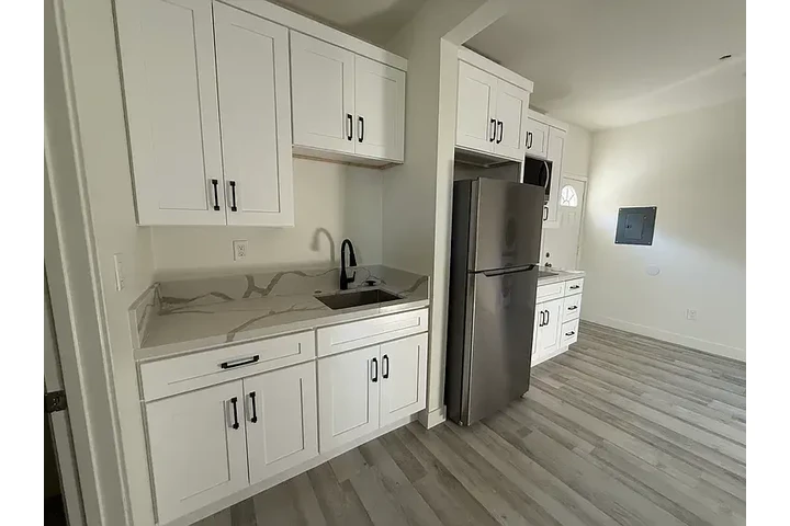 $1100 : Charming 1bd 1ba @ Riversid image 6