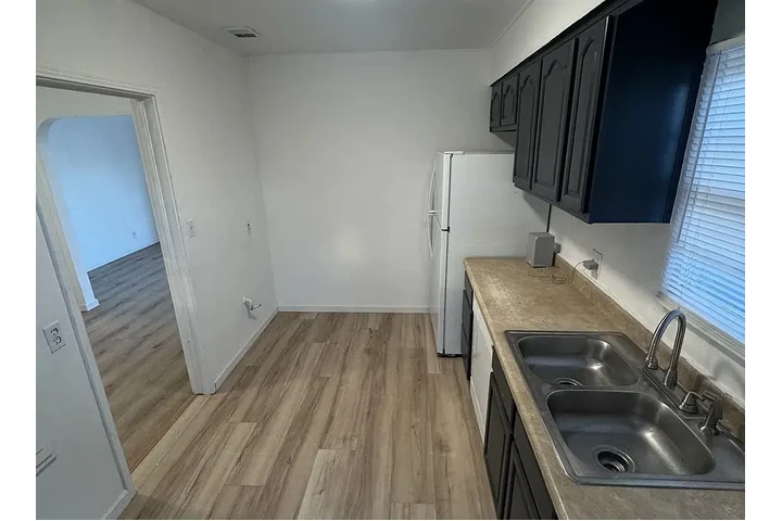 $1850 : This 2 Bedroom 1 Bathroom Dwel image 4